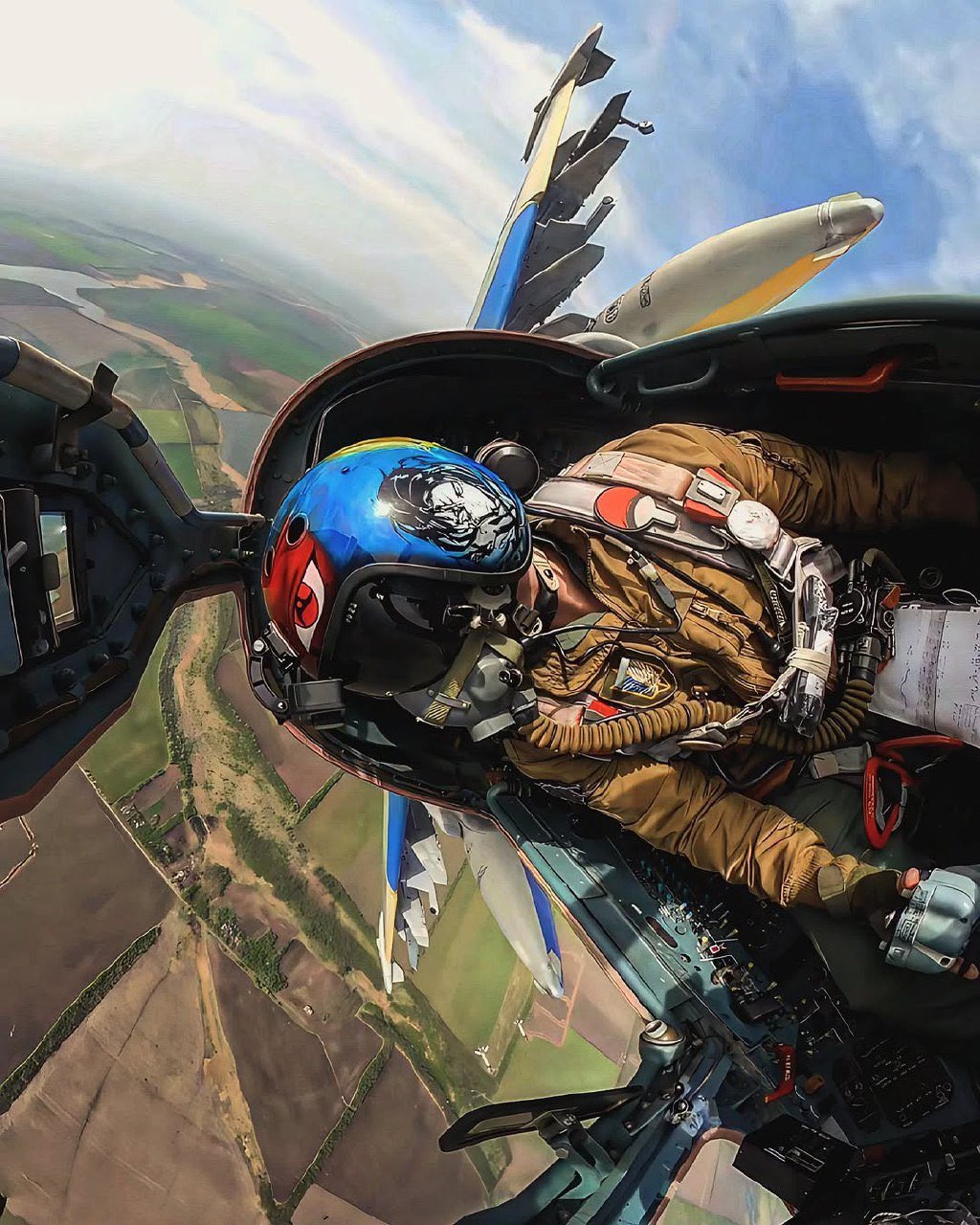 Ukrainian Su-25 drops French HAMMER bombs