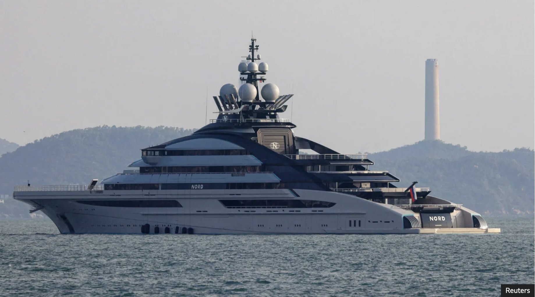 Putin Ally’s Superyacht Crosses Hormuz Strait Despite Blockade