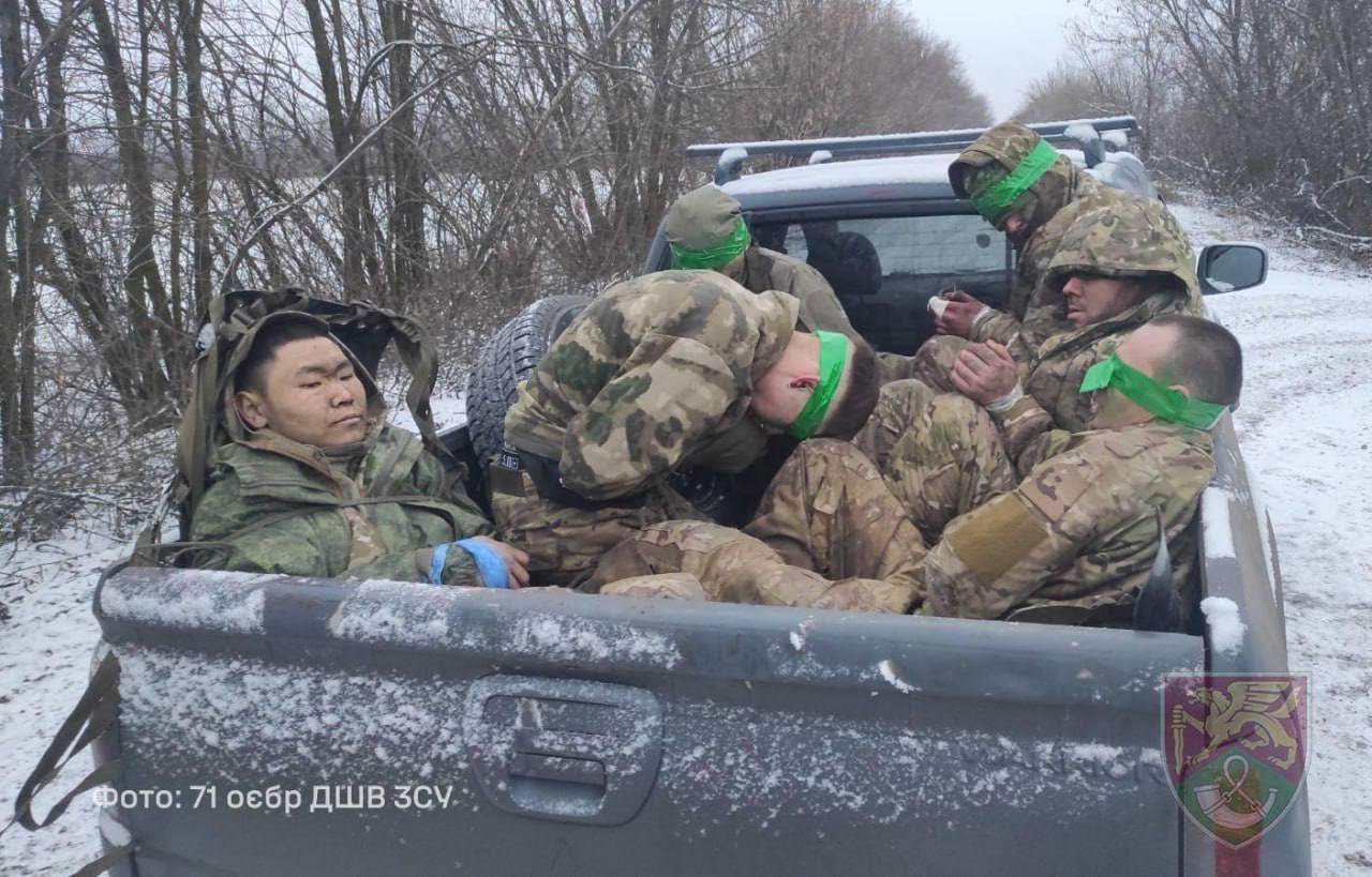 Ukrainian 71st Brigade captures 6 Russian soldiers (Vovchansk)