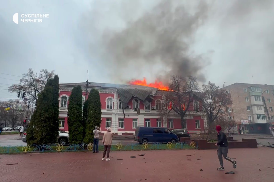 Russian occupation troops attack Pryluky; city hall on fire