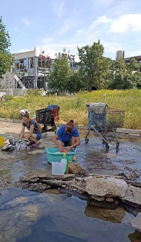 Mariupol residents wash clothes in puddles