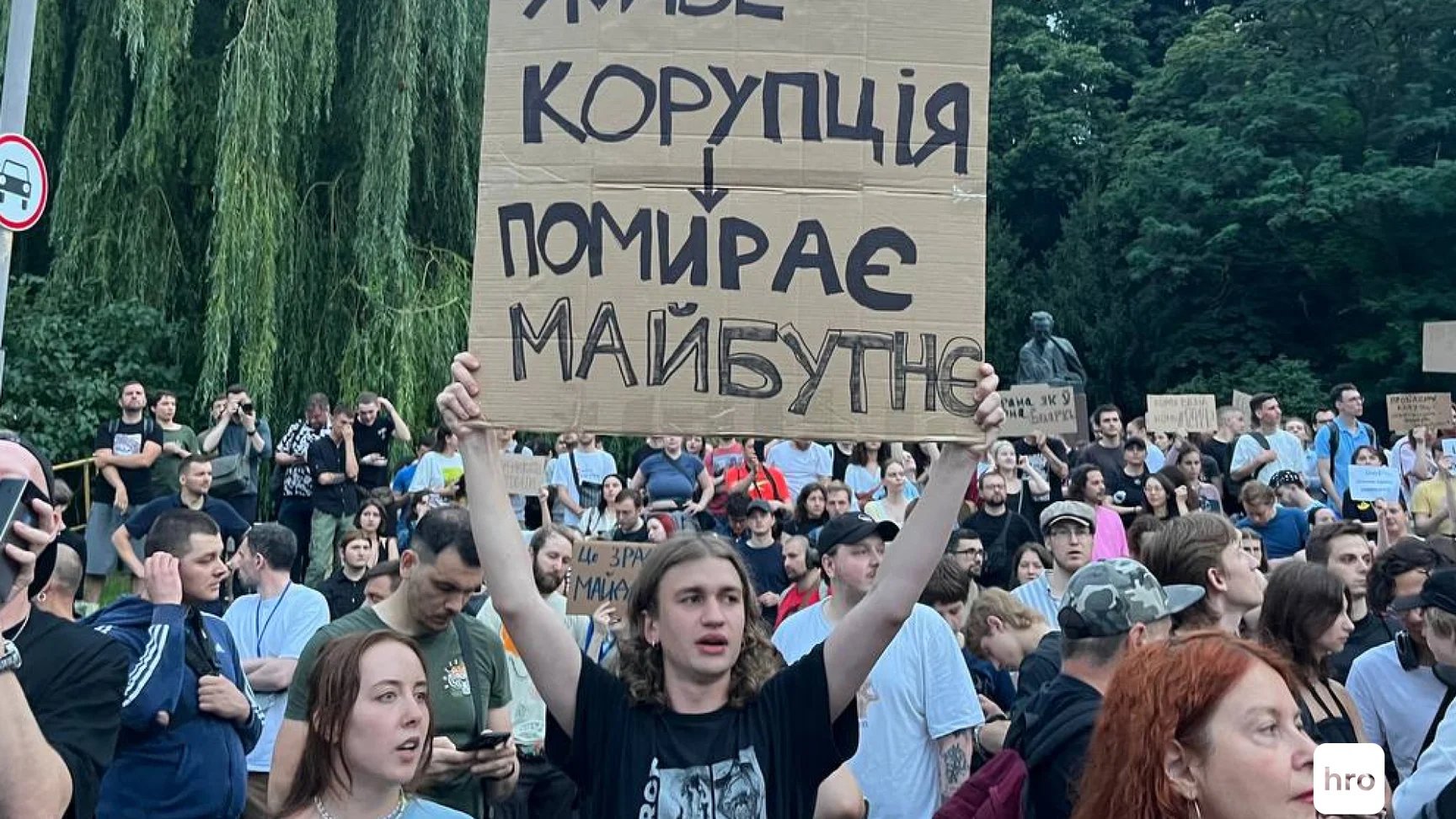 Russia seeks to exploit Ukraine protests