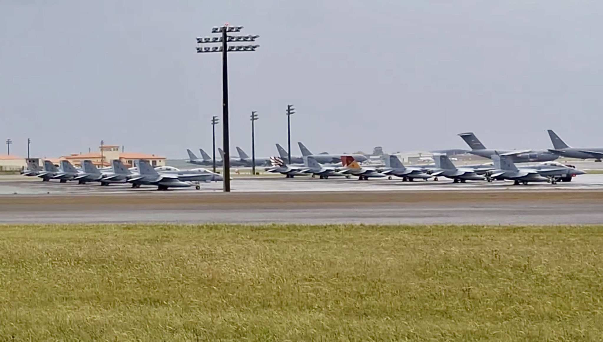 12 USMC F/A-18C Hornets Deploy to Middle East