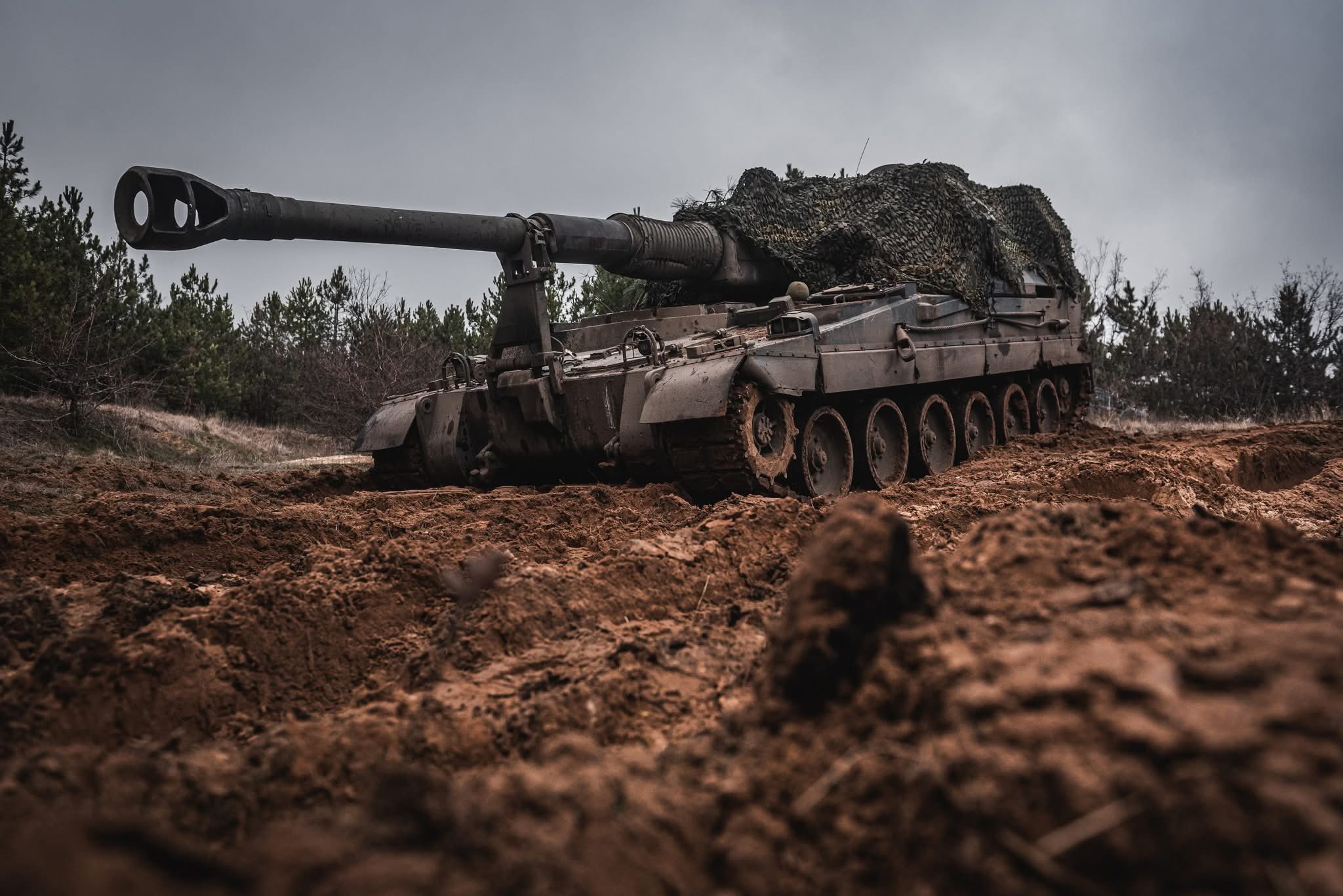 Ukrainian artillerymen receive British AS-90 SPGs