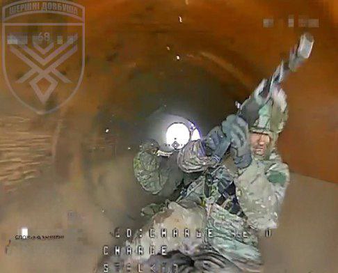 Russian soldiers hiding in pipe caught on Ukrainian drone