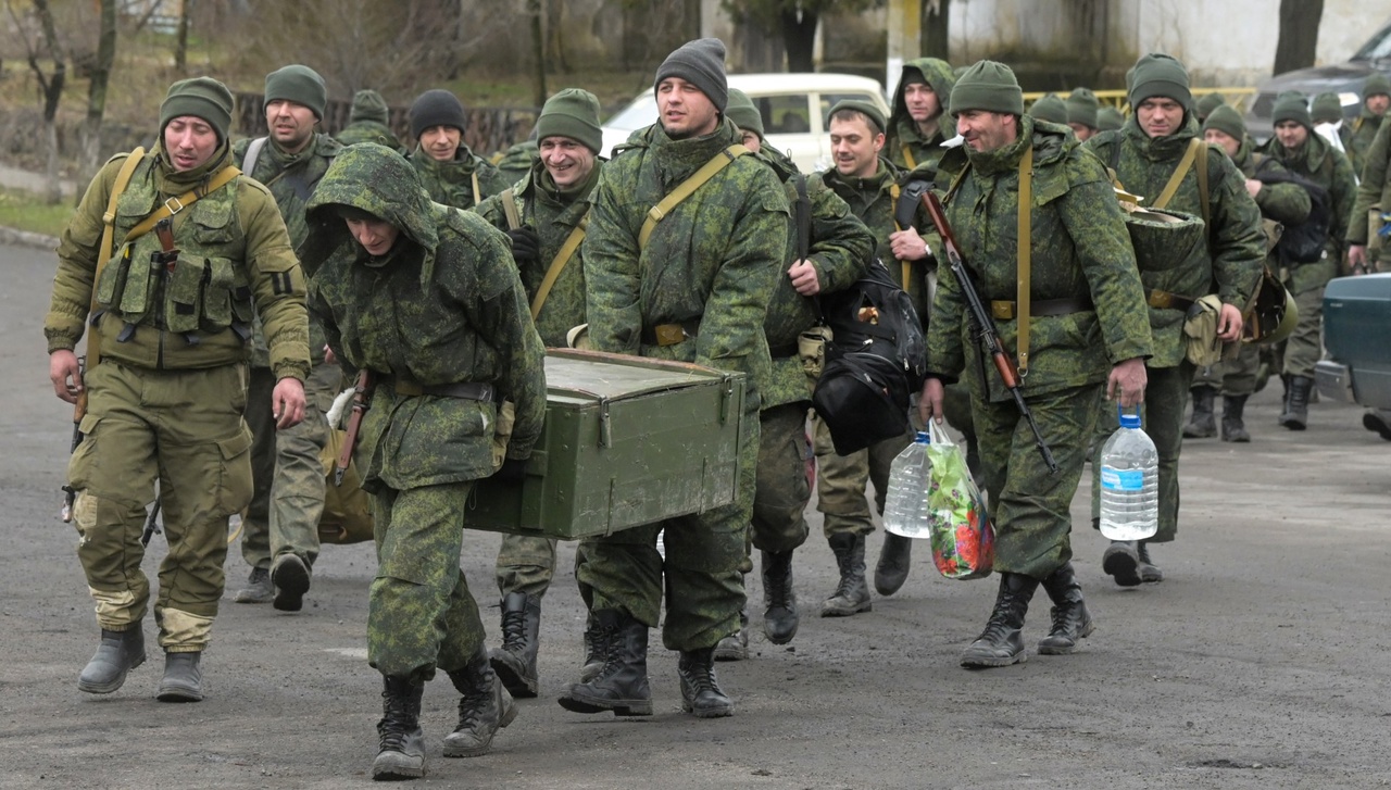 War in Ukraine: Russia redeploys troops to the south, British intelligence says