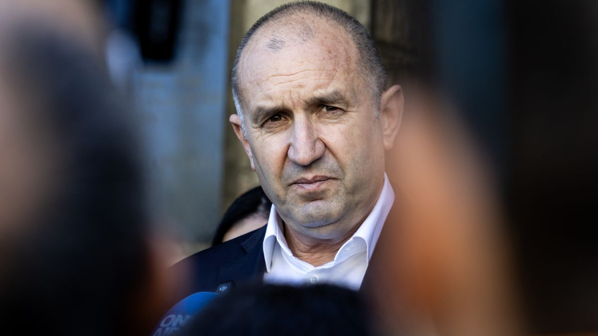 Pro-Russian Radev Wins Bulgaria Election, Set to Become PM