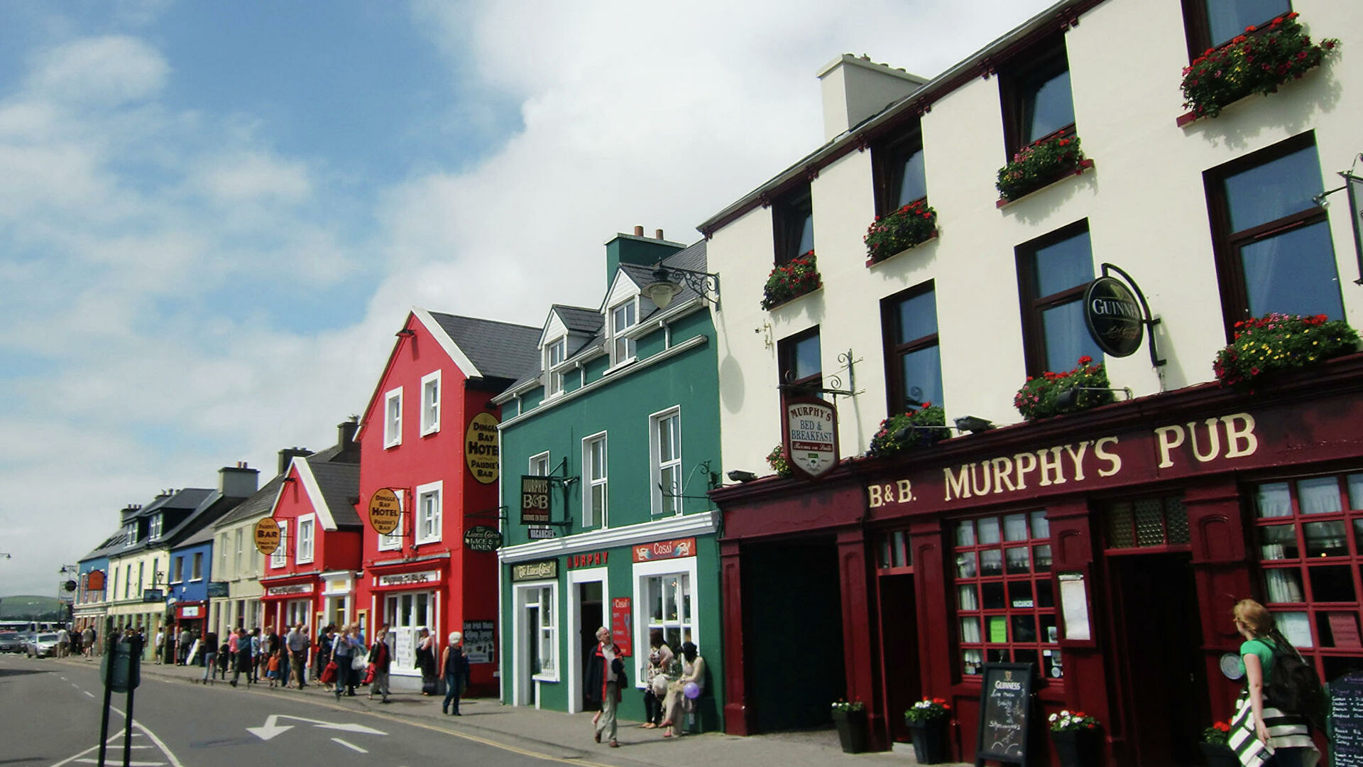 Ireland Closes Ukrainian Refugee Accommodation Centers: Reasons and Consequences