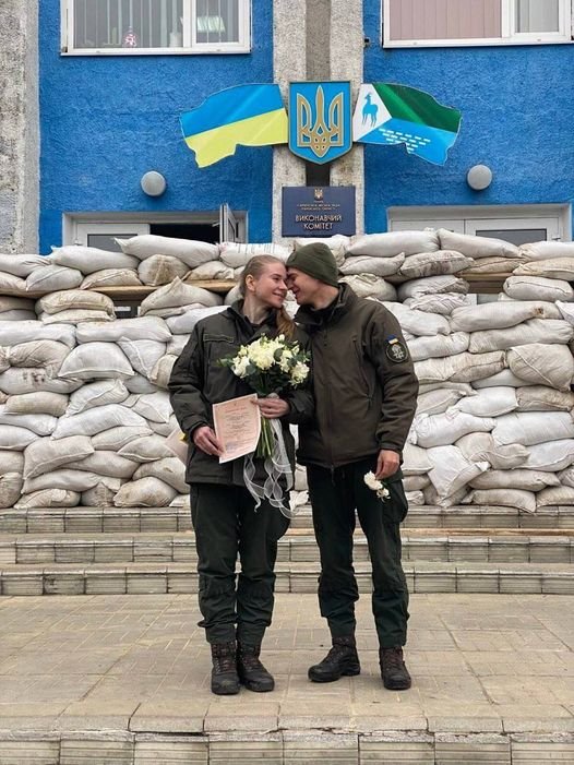 Two National Guardsmen marry in barricaded city council in Rivne