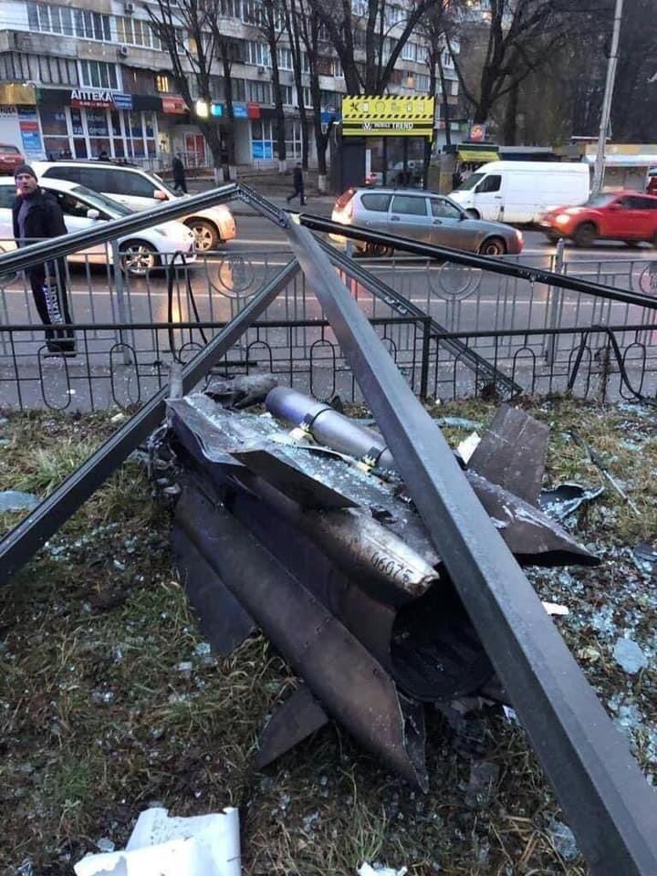 Missile de croisière atterrit dans une zone résidentielle de Kiev