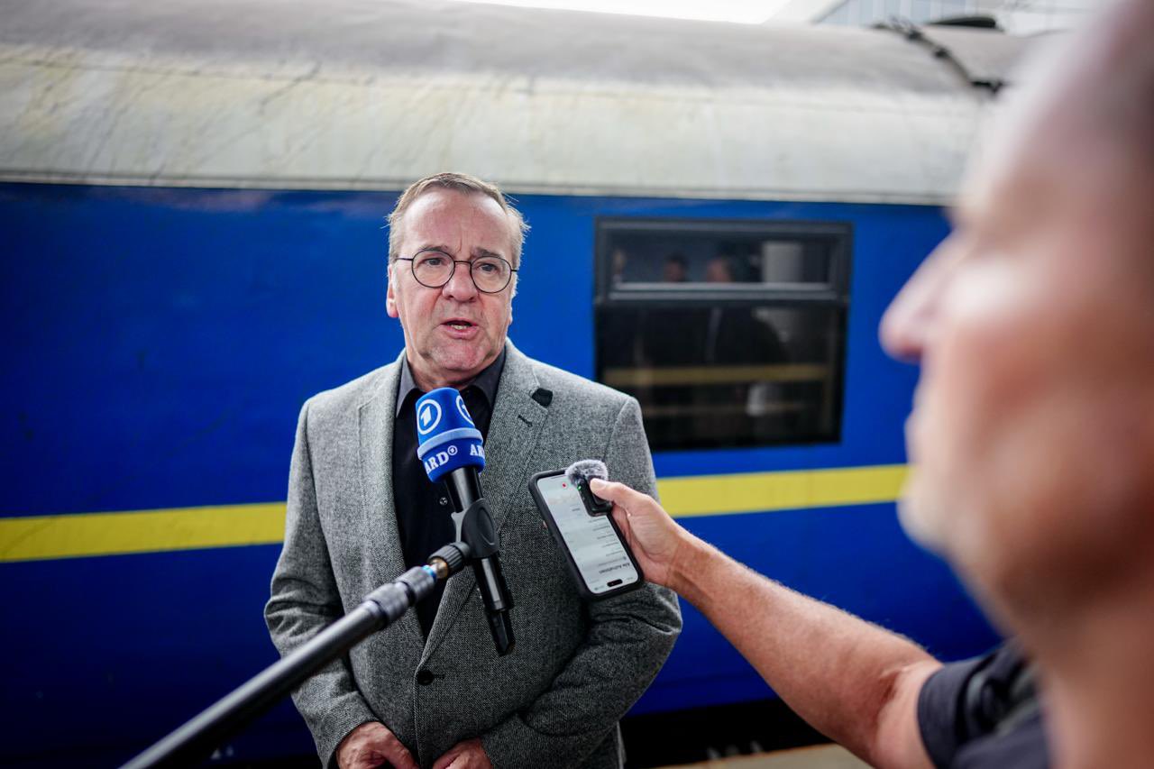 German defense minister visits Kyiv for aid talks