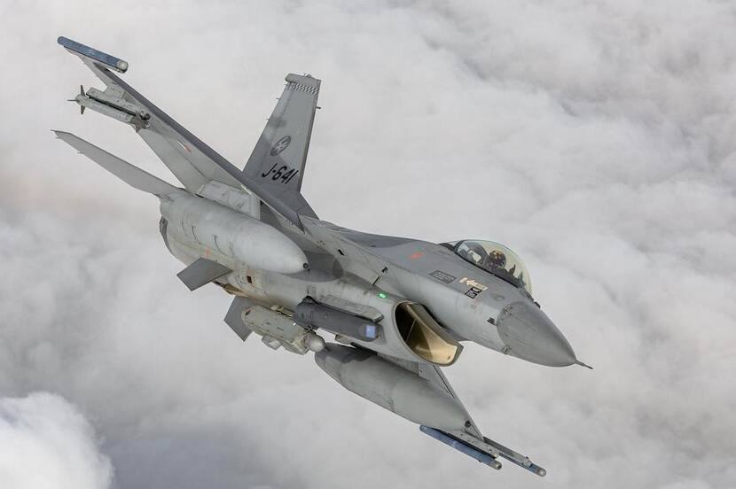 Netherlands allocate extra €300 million for F-16 munitions for Ukraine (title)