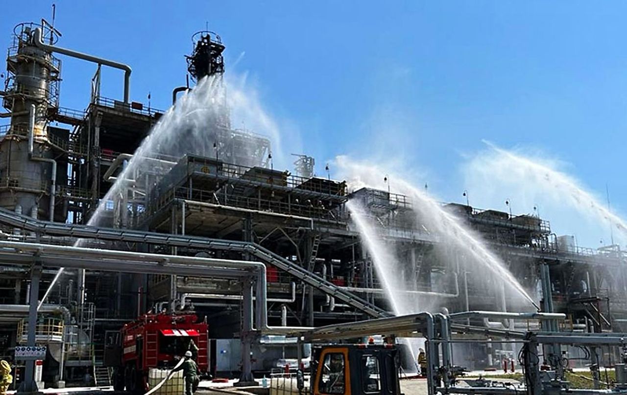 Russian refineries hit: gasoline production down 12%, companies selling off stocks