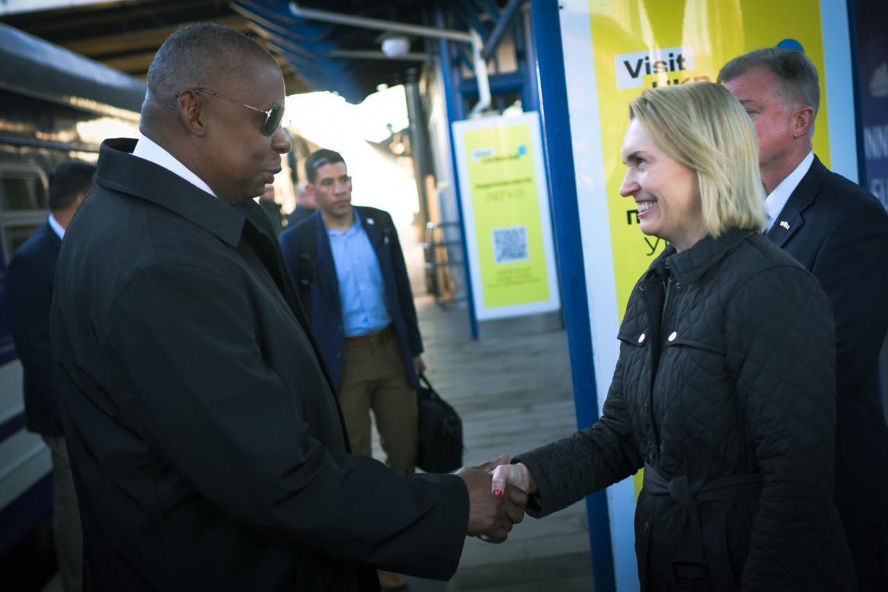 U.S. Defense Secretary Returns to Ukraine