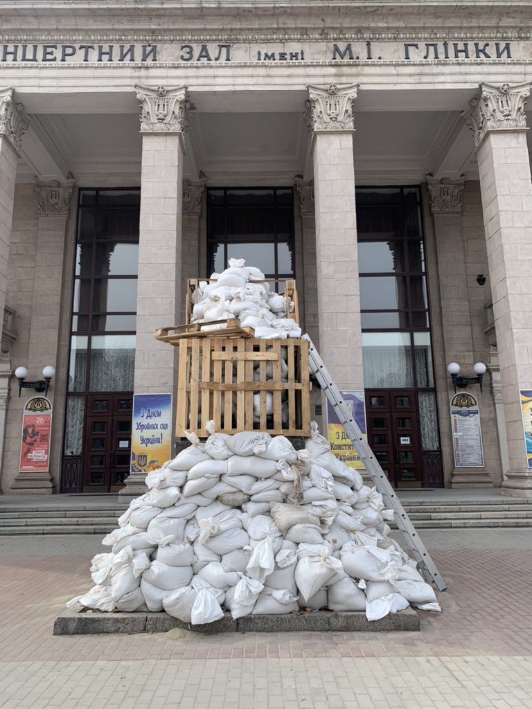 Ukrainiens protègent statue russe avec sacs de sable