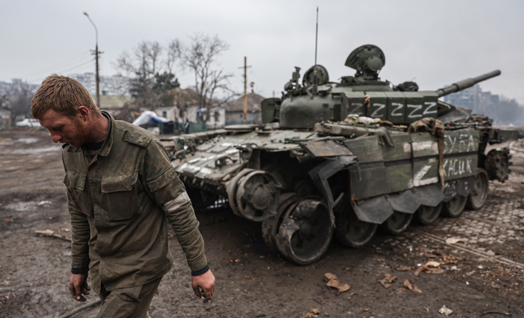 Russia has about 2,600 tanks in reserve (WSJ)