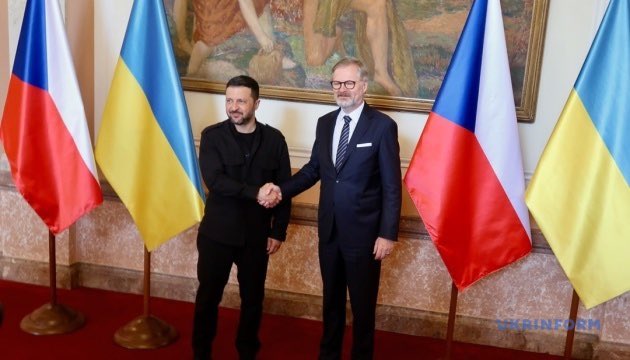 Zelenskyy in Prague talks on ties and shells