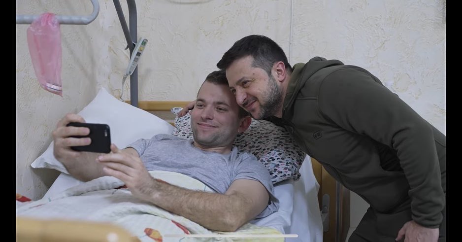 Zelensky visited wounded defenders, wished victory