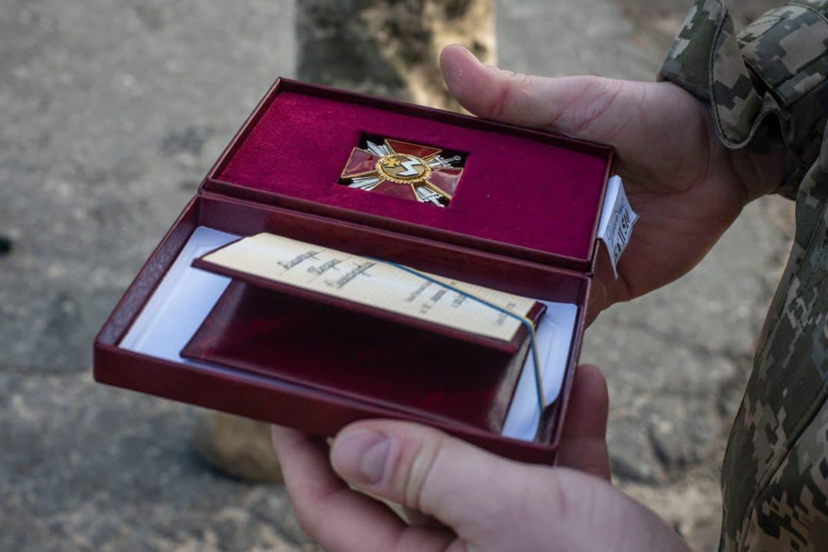 President awards Ukrainian defenders