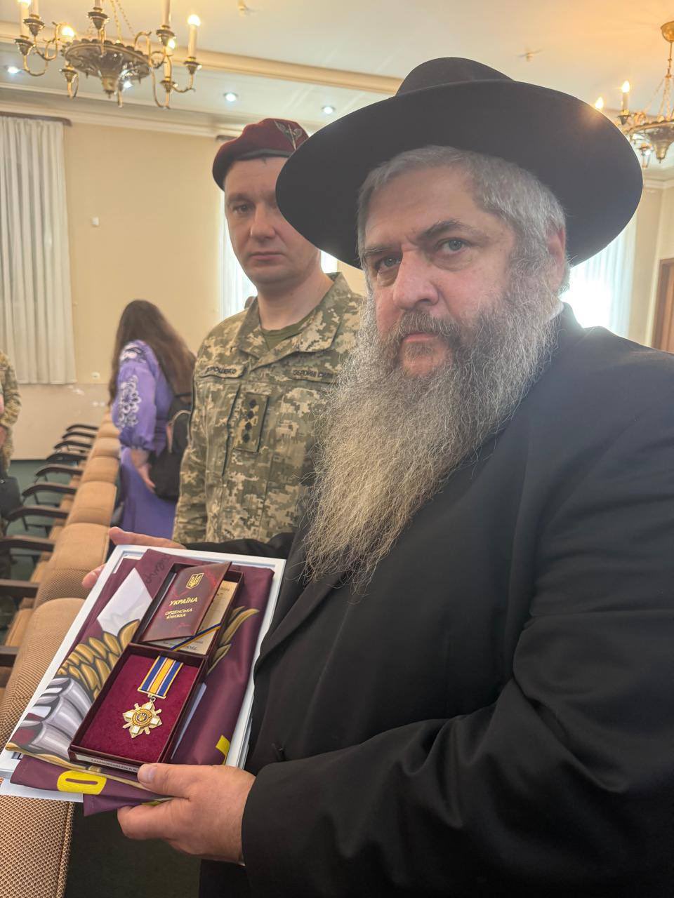 Chief Rabbi of Ukraine receives Order of Courage for fallen son