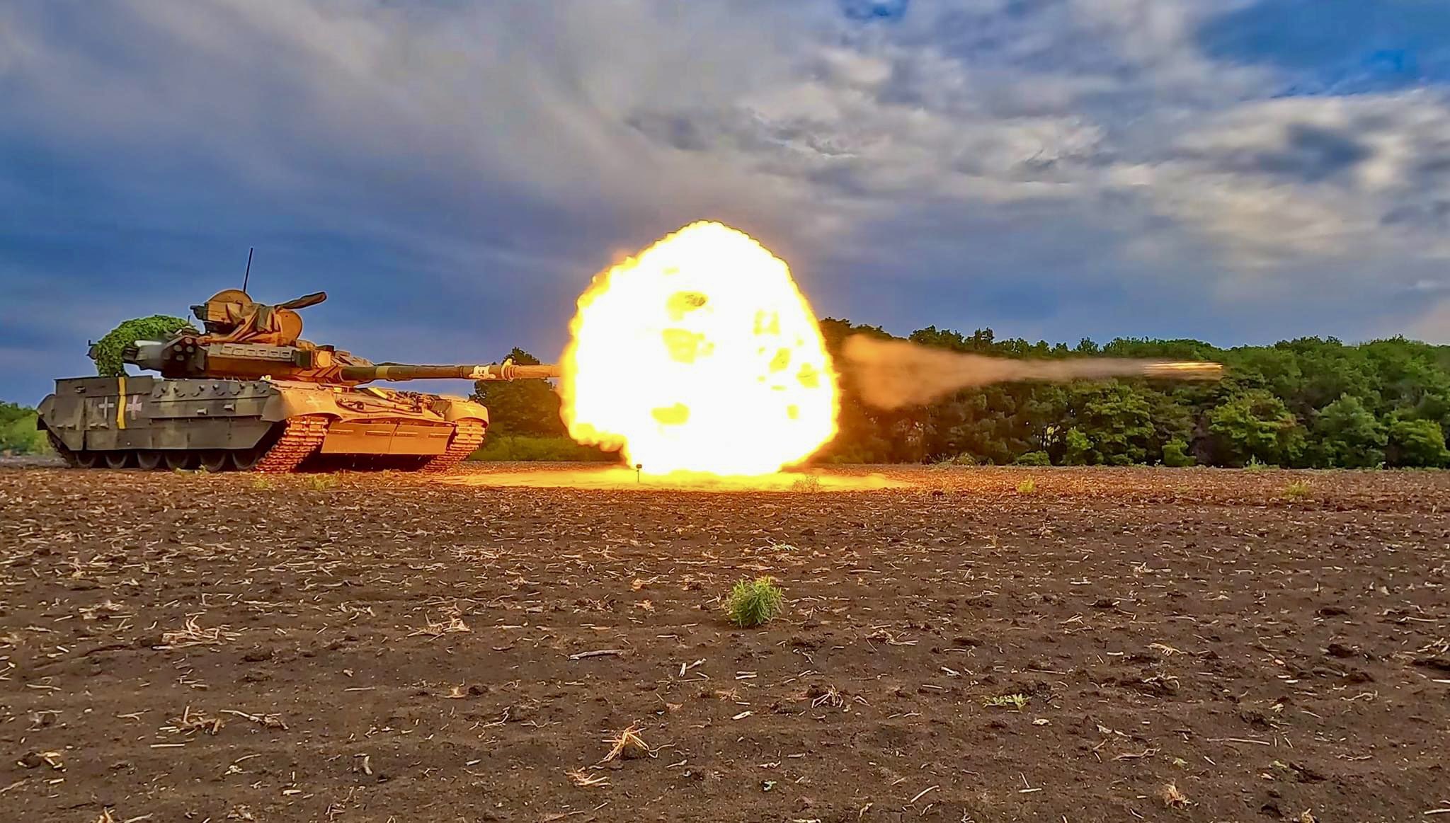 Ukrainian T-84 Oplot tank fires