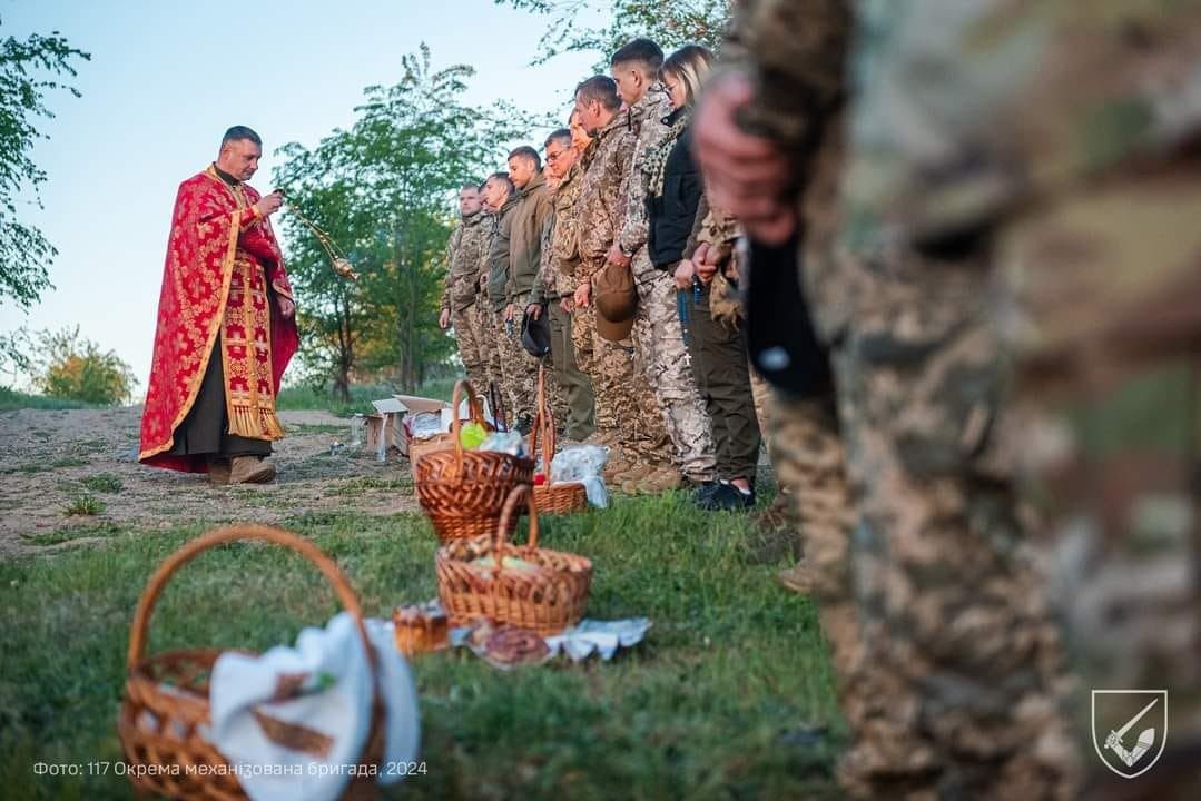 Ukrainian soldiers celebrate Easter at the front