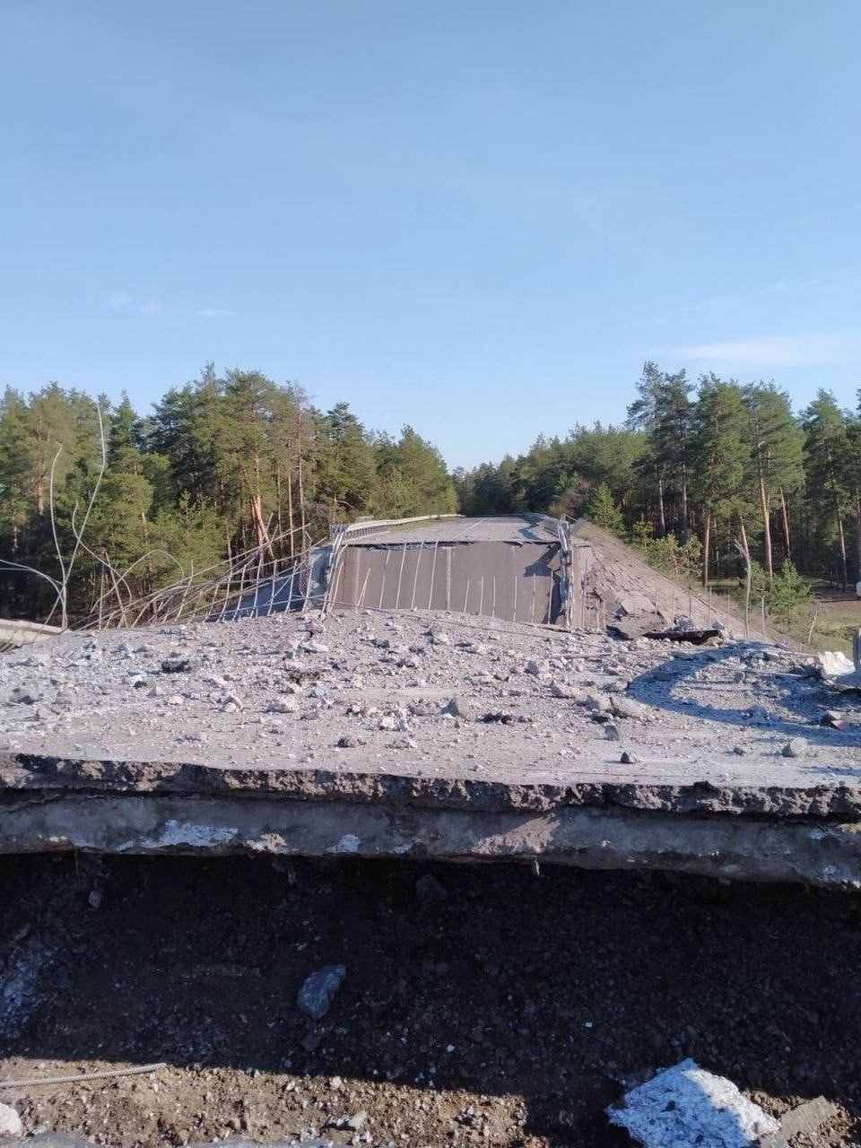 Ukrainian troops blow up bridge near Lyman