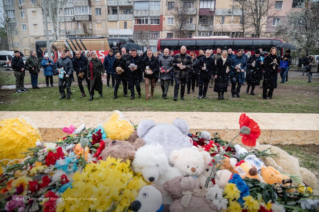 32 ambassadors visit missile strike site in Kryvyi Rih
