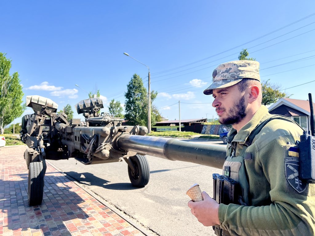 Commander enjoys ice cream beside M777 howitzers in Donbas fight.