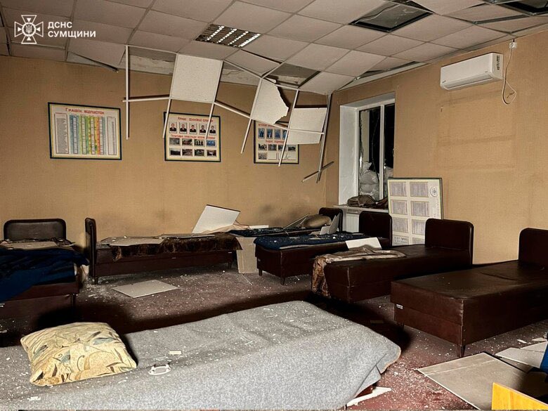 Russians strike emergency unit in Shostka, 5 injured