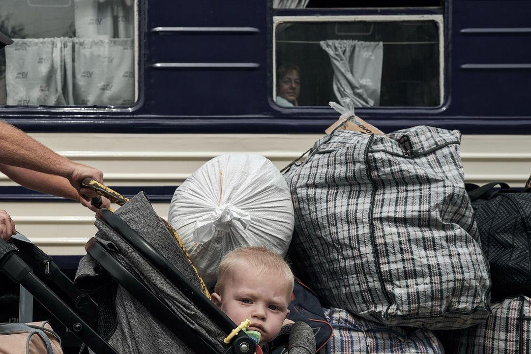 Over 20,000 evacuated from Pokrovsk; thousands remain, including children.