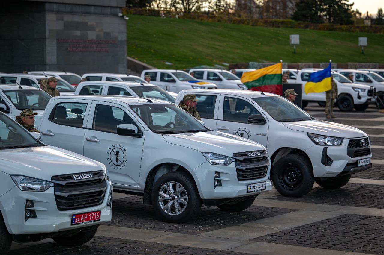 Ukraine receives vehicles and mine detectors from Lithuania