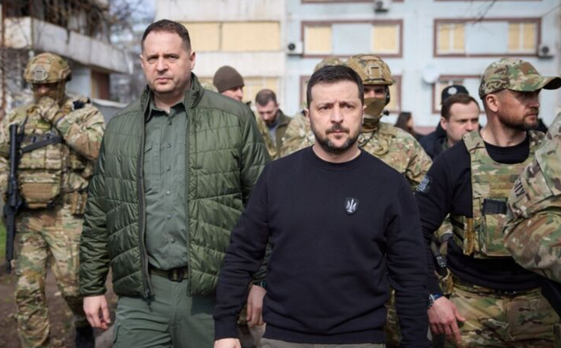 Forbes: Ukraine Faces Potential Coup Amid Territorial Concession Talks