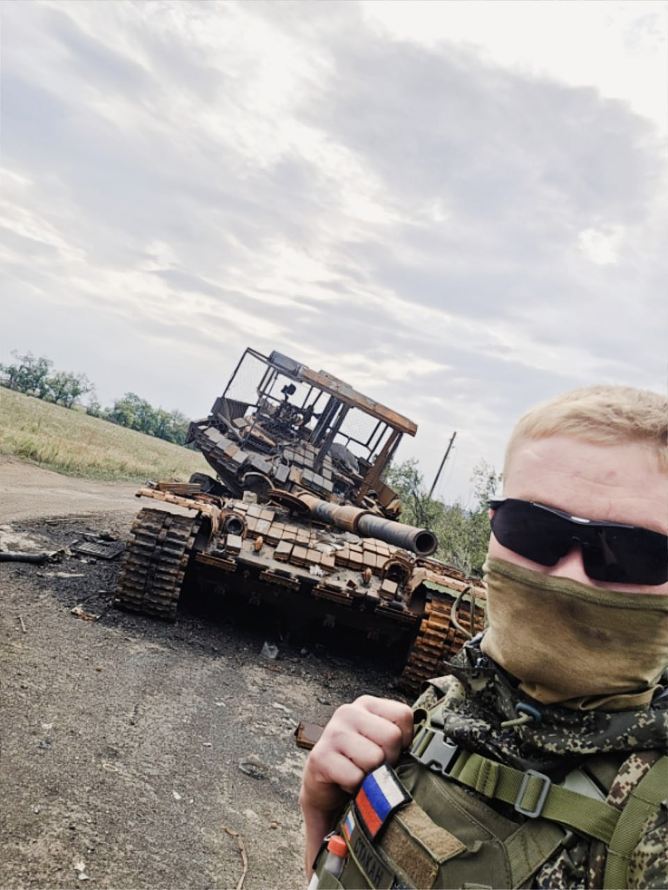 Destroyed Russian T-80BV tank near Toretsk