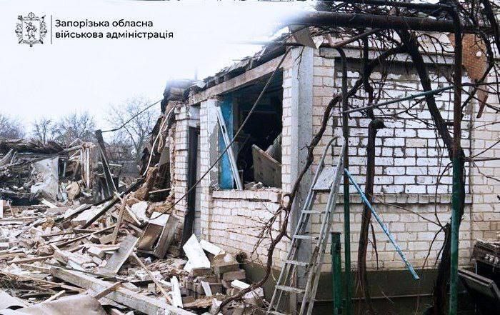Russia Bombs Zaporizhzhia District, One Victim Found in Rubble