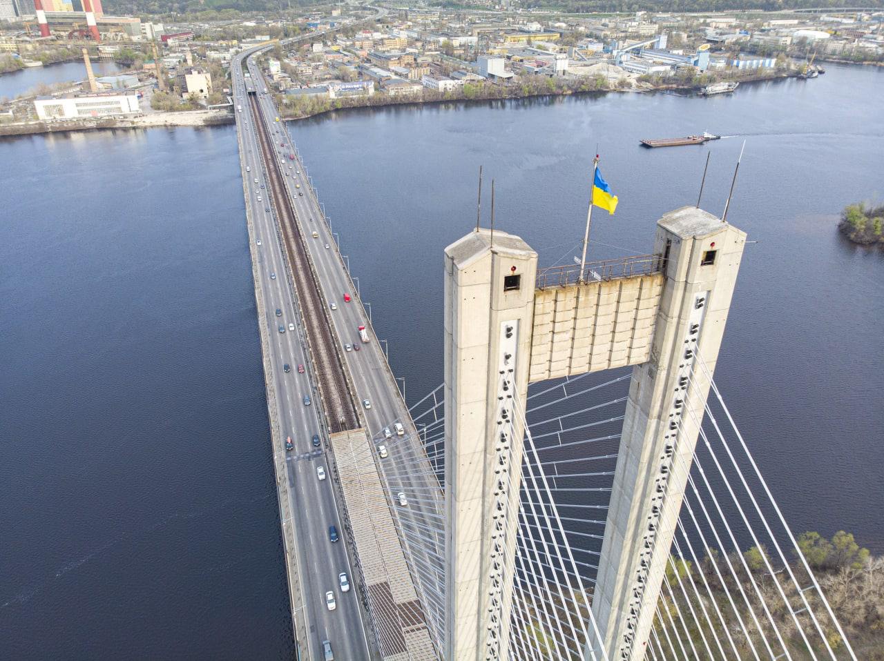Partial resumption of traffic on Southern Bridge in Kyiv