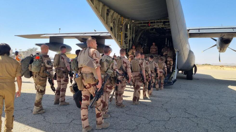 Europe considers deploying 25-30k troops to Ukraine, not on front lines