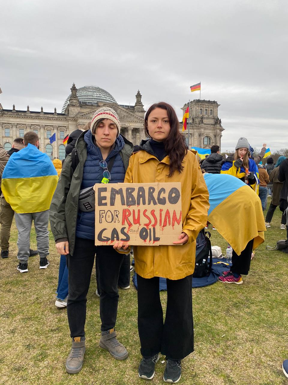 Hundreds demand energy embargo on Russian gas and oil at Bundestag