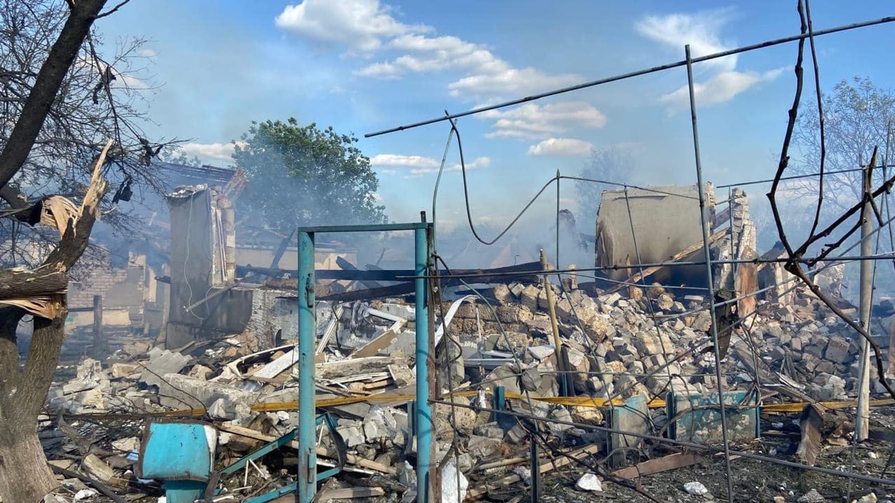 Russians bomb Monachynivka village