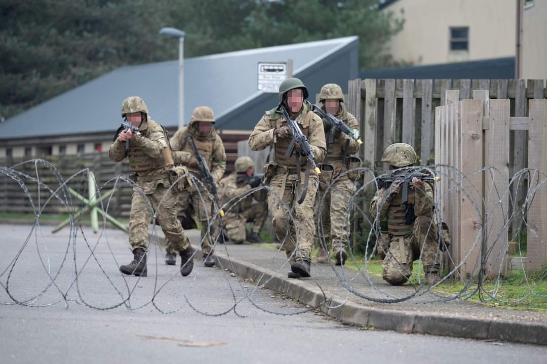 Canadian instructors train Ukrainians in Britain
