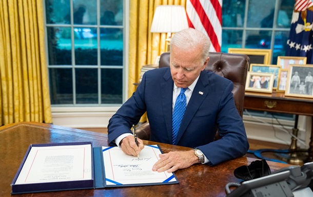 Biden signs Lend-Lease Act for Ukraine