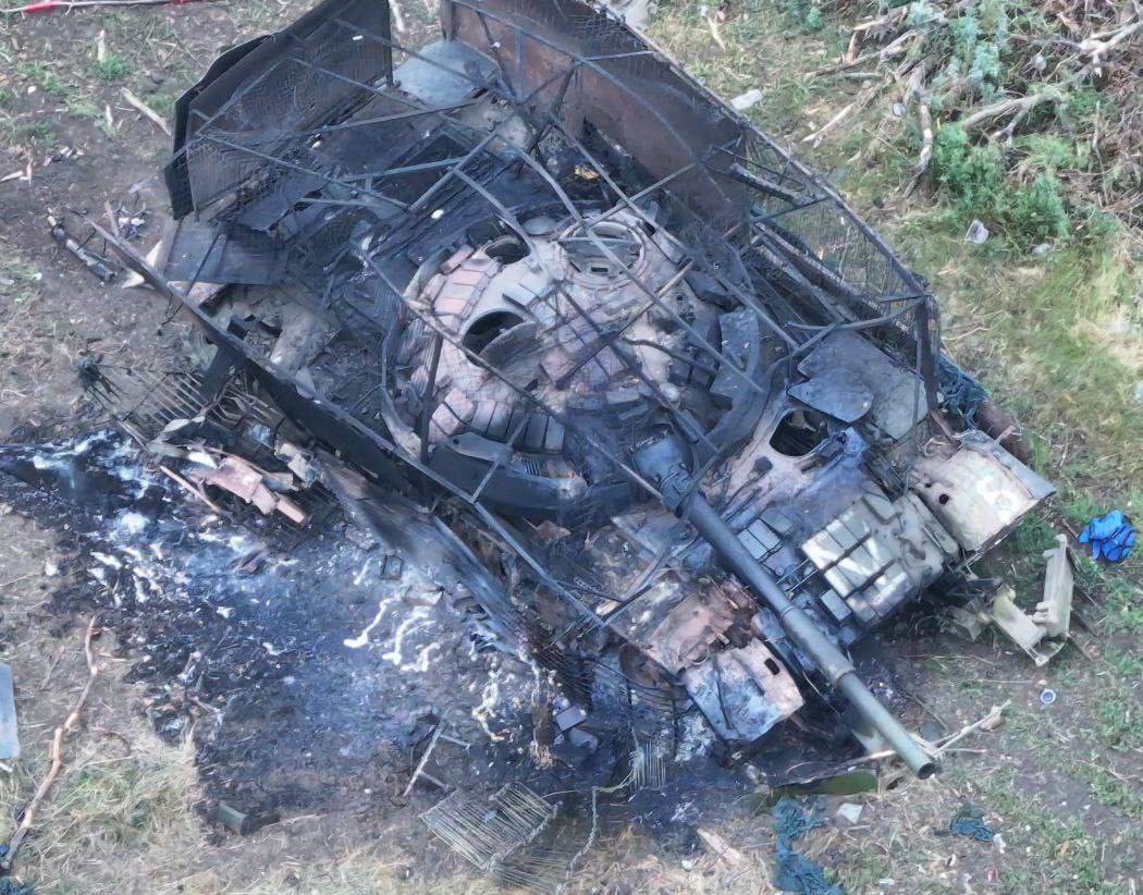 Destroyed Russian T-62M tank near Urozhaine