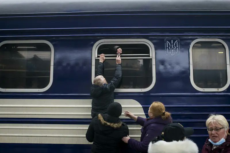People flee Kyiv toward departing trains