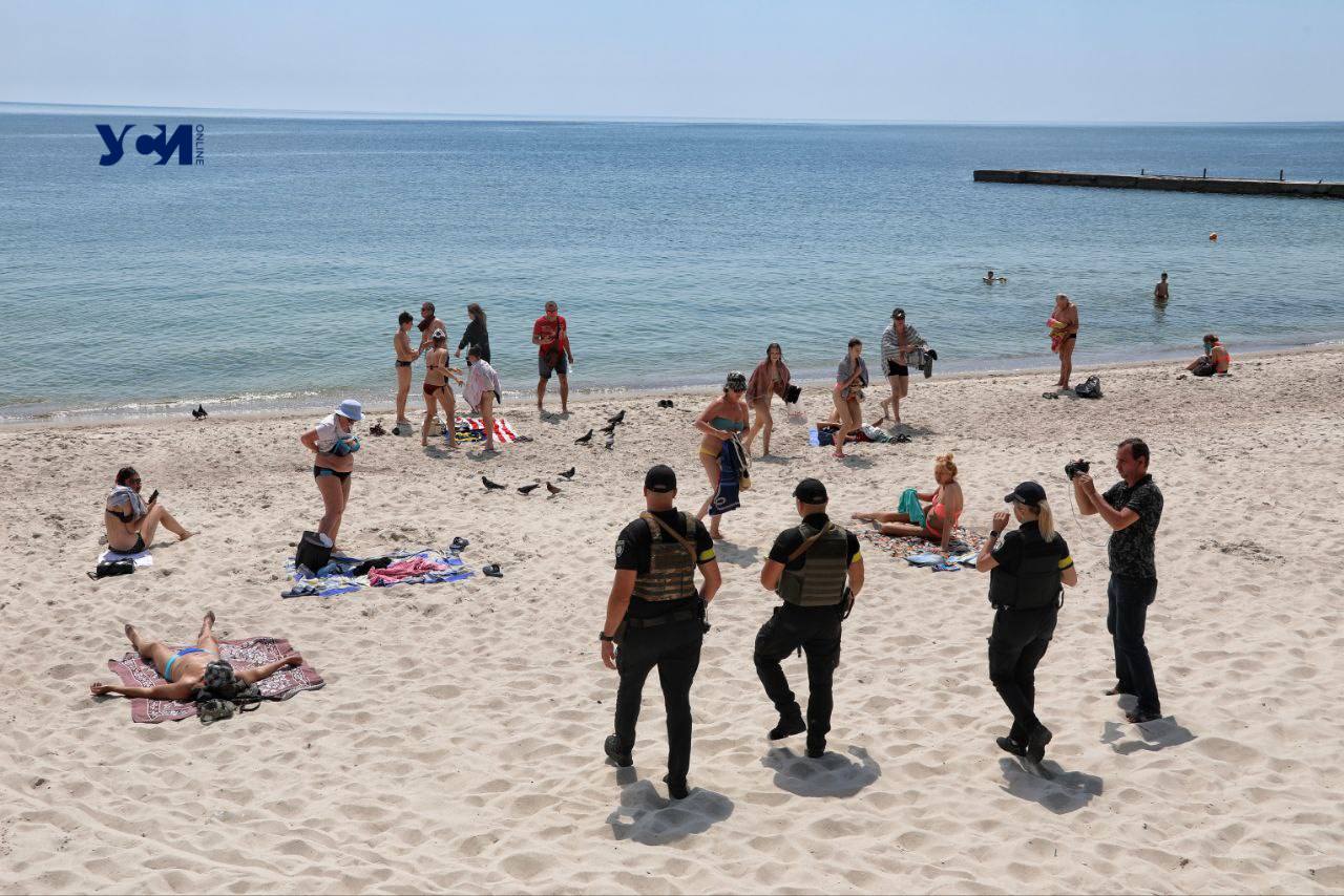 Odessa police hand out call-ups at beach