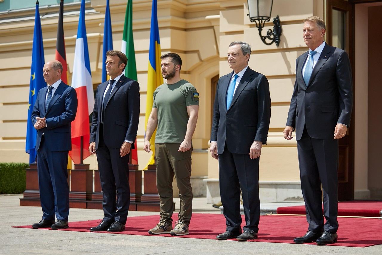 Zelensky’s green shirt contrasts with visiting leaders’ suits in Kyiv.