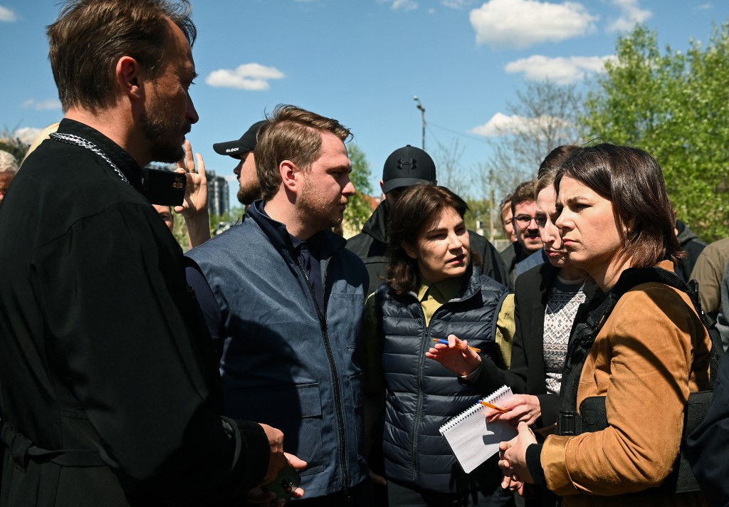 German, Dutch FMs visit Kyiv war zones