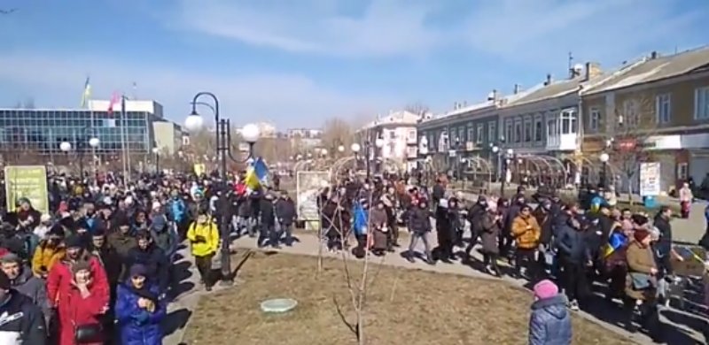 Berdiansk residents protest occupiers, chanting “Berdiansk is Ukraine”