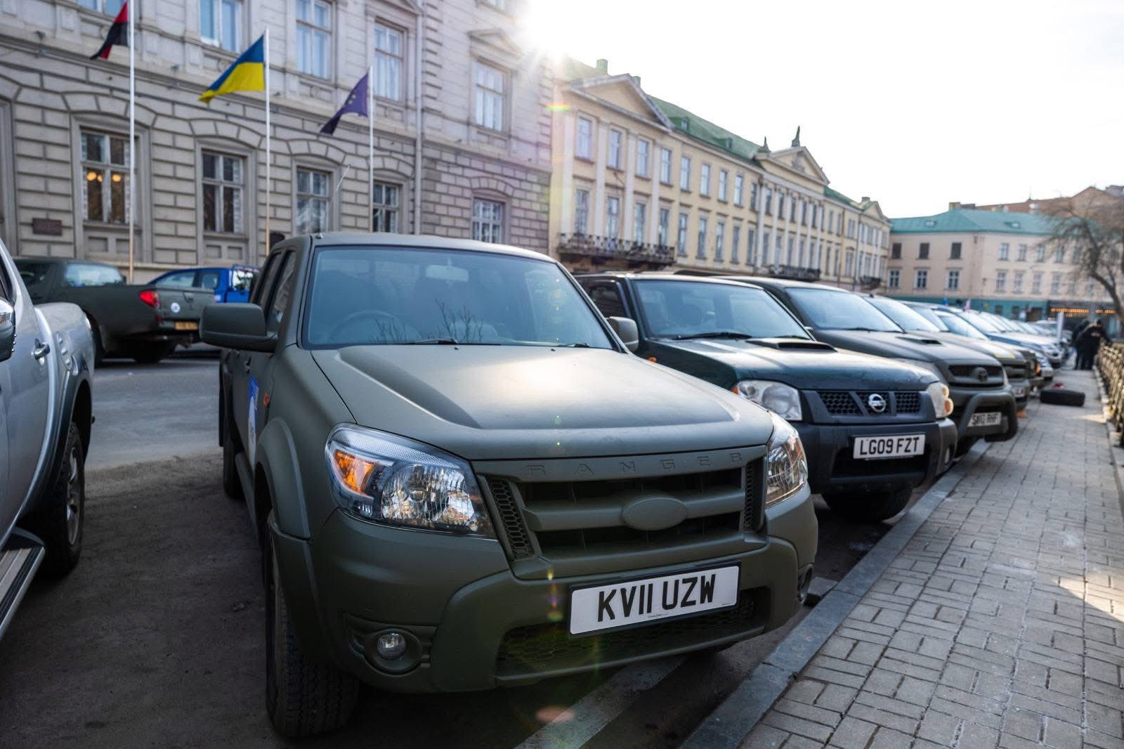British volunteers hand over 35 pickups to Ukrainian armed forces