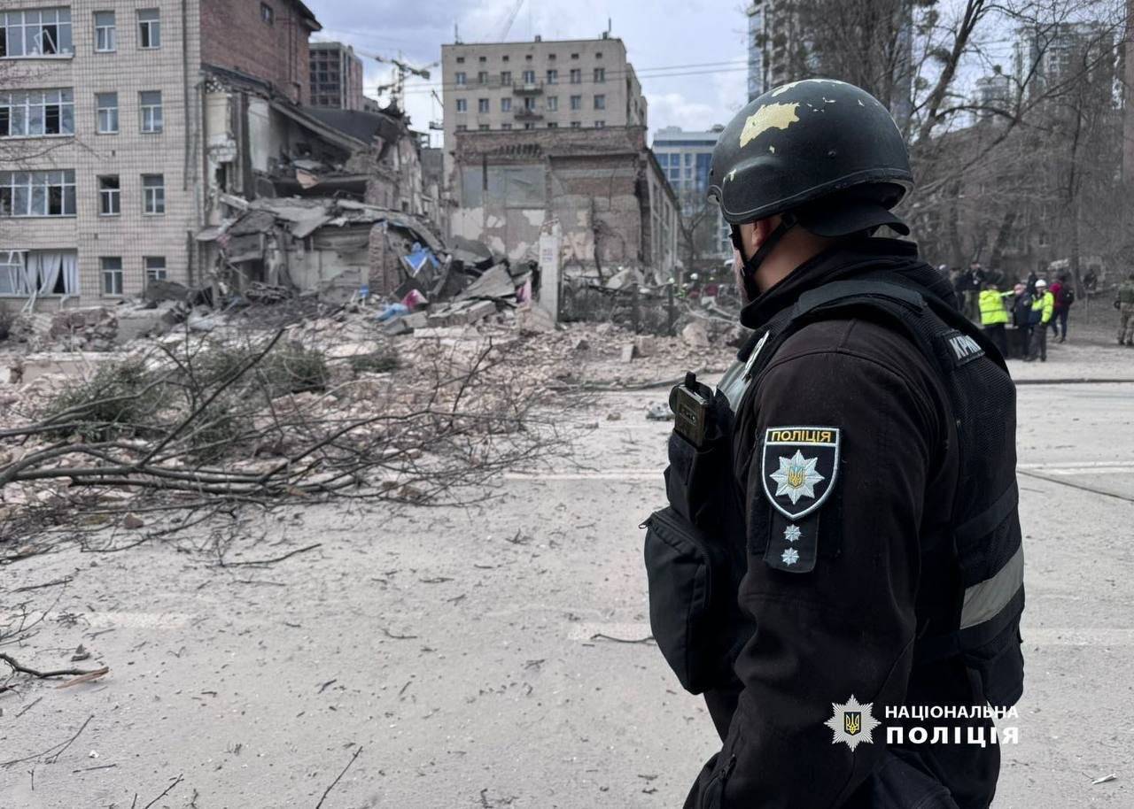Débris s’écrasent sur un quartier résidentiel de Kyiv