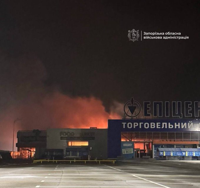 Fire at Epitsentr mall after Russian strike (Ukraine)